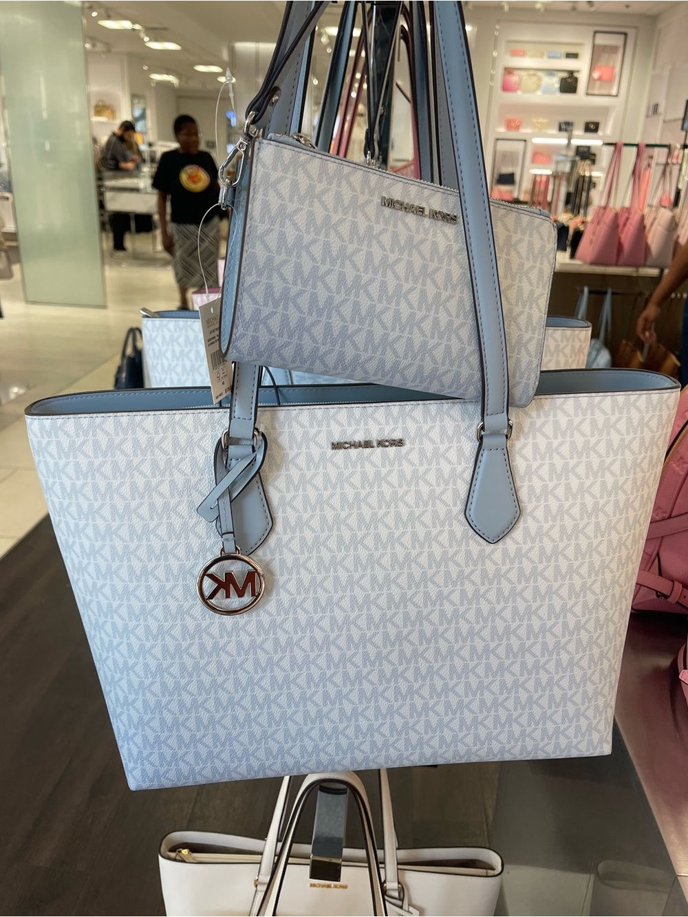 MICHAEL MICHAEL KORS SHEILA
Pale Ocean LG TOTE bag & Double Zip Ombré Lg Wallet - Picture 7 of 16